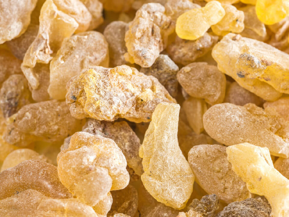 Natural Pharmaceuticals Movisan™ Collagen II Zbliżenie na naturalną, żółtawą żywicę kadzidłową o nieregularnych kształtach i chropowatej powierzchni.