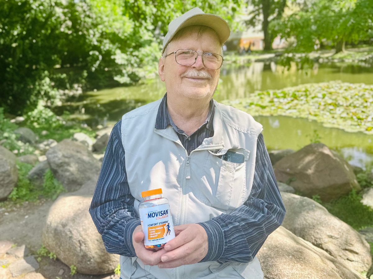 Natural Pharmaceuticals Movisan™ Collagen II Starszy mężczyzna w kapeluszu i okularach trzymający butelkę suplementu diety Movisan Collagen II Collagen na tle zielonego parku z jeziorem i kamieniami.